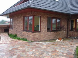 Moc p�kn� d�m v modern�m stylu s prvky anglick� architektury je na st�edn� velk�m pozemku, kde stavebn� firma je�t� dokon�ila baz�n a kamenn� chodn��ky.