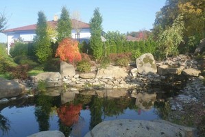 Tady je dob�e vid�t, jak pe�liv� byly vyb�r�ny solit�rn� kameny - n�kter� maj� i mechov� povlak, co� se pova�uje za nejcenn�j��.