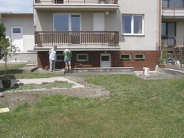 Tato zahrada na za��tku vypadala podobn� v�em, kde si majitel� nev� moc rady a p��mo vyz�vala ke zveleben�.