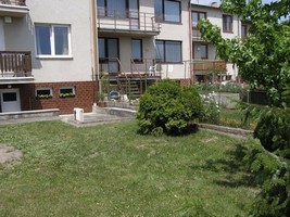 Pozemek m�l v�hodu, �e d�m byl posledn� v �ad�, tak�e z jedn� strany byl prostorn�j��, zat�mco z druh� strany byl nalepen� na sousedn�, co� bylo pot�eba tro�ku odst�nit, aby uvnit� vznikl v�t�� pocit soukrom�, ale st�le m�li mo�nost na sebe se sousedem zam�vat.