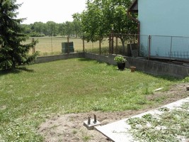 Naopak tento kout z�val pr�zdnotou a bylo pot�eba mu naj�t d�stojnou v�pl�, kter� bude ladit s ji� vzrostl�mi stromy po lev� stran�.