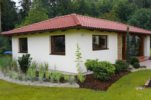 A proto�e z�kazn�k byl spokojen�, pokra�ovalo se d�l. Rostliny, kter� byly vyjmuty jako nadbyte�n� ve svahu, se uplatnily v lev� ��sti taverny.